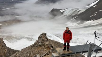 Le secrétaire général de l'ONU, Ban Ki-moon, devant un glacier à la station scientifique de Ny-Aalesund (Norvège) (© AFP PHOTOS)