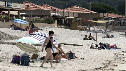 Des personnes sur une plage en Corse, le 25 juillet 2021. (PASCAL POCHARD-CASABIANCA / AFP)