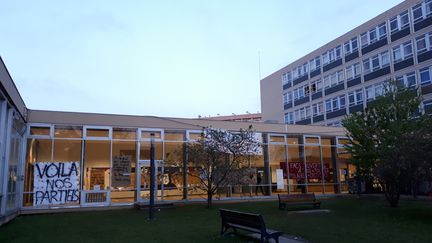 Des étudiants hostiles à la réforme de l'accès aux études supérieures&nbsp;bloquent&nbsp;des bâtiments de l'université de Paris-Nanterre, lundi 16 avril, empêchant la tenue de cours et d'examens. (BENJAMIN CHAUVIN / RADIO FRANCE)