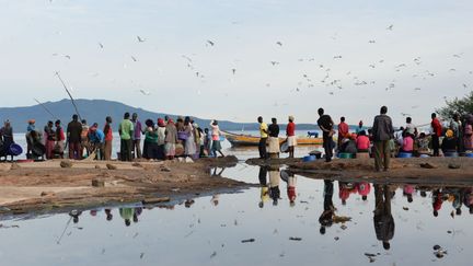 3 mai 2018. Kenya, Sindo. Des poissonniers attendent à l'aube, sur la plage principale du lac Victoria pour acheter du poisson.&nbsp;&nbsp; (PICTURE ALLIANCE / GETTY IMAGES / GLORIA FORSTER)