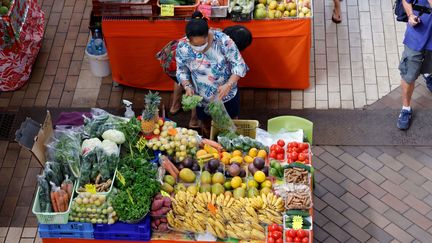 L'association de défense des consommateurs Familles Rurales milite pour la création d'un chèque fruits et légumes, afin de permettre aux plus précaires d'acheter des produits frais. (LUDOVIC MARIN / AFP)