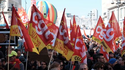 Des manifestants défilent avec des drapeaux de la CGT, jeudi 22 mars 2018, à Marseille (Bouches-du-Rhône).&nbsp; (FREDERIC SEGURAN / CROWDSPARK / AFP)