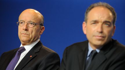 Le maire de Bordeaux, Alain Jupp&eacute; (&agrave; g.), et le pr&eacute;sident de l'UMP, Jean-Fran&ccedil;ois Cop&eacute;, lors d'un meeting &agrave; Paris, le 26 mai 2012. (WITT / SIPA)