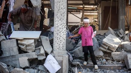 Une enfant dans les ruines de Nuseirat, dans la bande de Gaza, le 14 août 2024. (MAJDI FATHI / NURPHOTO / AFP)