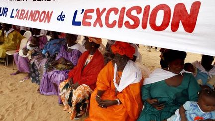 Un peu partout en Afrique, les campagnes se sont multipliées contre l'excision, comme ici à Dakar, au Sénégal. Mais les résistances restent importantes. (Photo AFP/Georges Gobet)