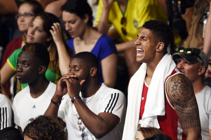 Tony Yoka supporte Estelle Mossely durant sa finale des - de 60 kg, aux Jeux de Rio, le 19 août 2016. (PHILIPPE MILLEREAU / DPPI MEDIA)