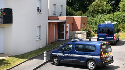 Des voitures de gendarmerie&nbsp;au&nbsp;c (Finistère), le 20 juillet 2021. (FRED TANNEAU / AFP)