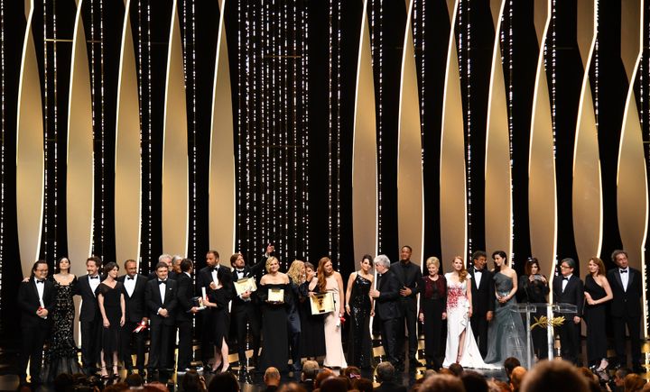 Après la cérémonie, les membres du jury et les artistes récompenssés ont posé pour les photographes.
 (Alberto PIZZOLI / AFP)