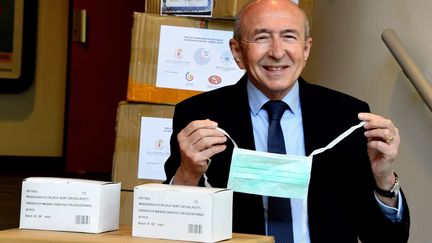 Le maire de Lyon, Gérard Collomb réceptionne des masques offerts par la communauté chinoise de sa ville, le 15 avril 2020. (RICHARD MOUILLAUD / MAXPPP)