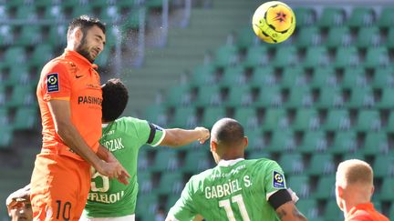 A l'image de Kolodziecjzak, dominé dans les airs par Laborde, Saint-Etienne n'est toujours pas convaincant. (PHILIPPE DESMAZES / AFP)