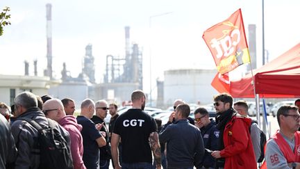 Des salariés grévistes et représentants syndicaux de TotalEnergies devant la raffinerie de Donges (Loire-Atlantique), lundi 10 octobre 2022. (DAMIEN MEYER / AFP)