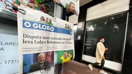 Le quotidien O Globo au lendemain du premier tour de l'élection présidentielle au Brésil, le 3 octobre 2022.&nbsp; (MAURO PIMENTEL / AFP)