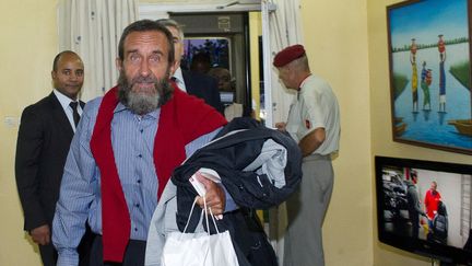 L'ex-otage Daniel Larribe &agrave; l'a&eacute;roport de Niamey (Niger), le 30 octobre 2013. (EMA / ARMEE DE TERRE / ECPAD)