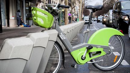 Un vélo est disponible dans une station de vélib à Paris, le 12 mars 2018. (DAVID SEYER / CROWDSPARK / AFP)