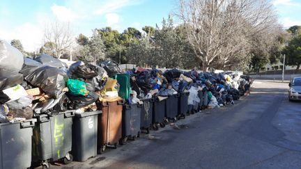 Au 13e jour de grève des éboueurs, les poubelles s'entassent dans les cités du 15e arrondissement de Marseille, en mars 2020. (Photo d'illustration). (Frédéric Chapuis RADIO FRANCE)