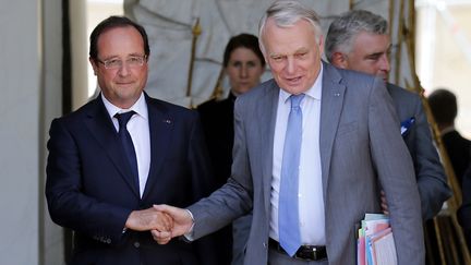 Le pr&eacute;sident de la R&eacute;publique, Fran&ccedil;ois Hollande, et le Premier ministre, Jean-Marc Ayrault, &agrave; la sortie du dernier conseil des ministres avant les vacances d'&eacute;t&eacute;, le 2 ao&ucirc;t 2013 &agrave; l'Elys&eacute;e. (BENOIT TESSIER / REUTERS)