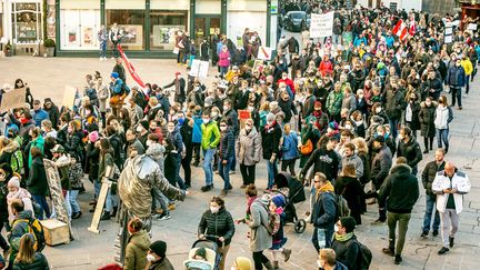 Une manifestation contre les restrictions liées au Covid-19 à&nbsp;Salzbourg en Autriche le 21 novembre 2021. (WILDBILD / APA)