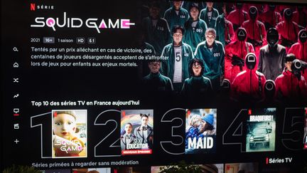 Un écran de télévision où s'affiche la série coréenne à succès "Squid Game" diffusée sur la plateforme Netflix en 2021. (ROMAIN LONGIERAS / HANS LUCAS)