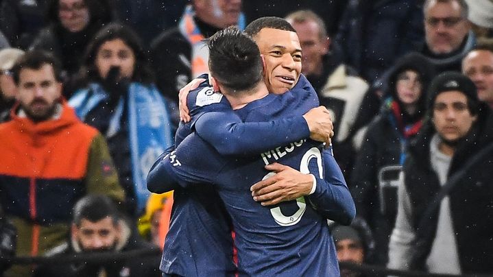 Mbappé et Messi se congratulent lors de Marseille-PSG, le 26 février 2023. (AFP)