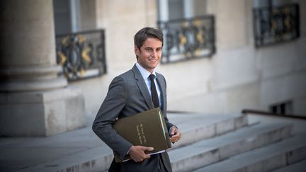 Le porte-parole du gouvernement, Gabriel Attal, le 25 août 2021, à la sortie du palais de l'Elysée. (ARTHUR NICHOLAS ORCHARD / HANS LUCAS / AFP)