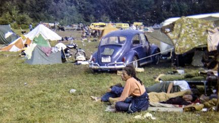 Des festivaliers se reposent au Festival Woodstock qui s'est tenu du 15 au 18 aoôt 1969.&nbsp; (ANNIE BIRCH / ANNIE BIRCH PERSONAL COLLECTION)