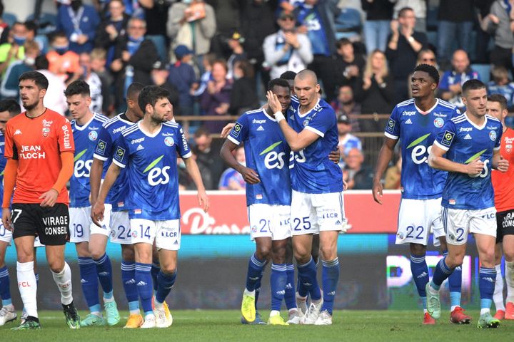 L'équipe de Strasbourg célèbre le but de Habib Diallo face au FC Lorient le 31 octobre 2021 au stade de la Meinau. (SEBASTIEN BOZON / AFP)