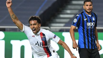 Alors que Paris semble revivre le scénario d'une élimination en quart de finale, tout&nbsp;s'accélère à la 90e minute, quand&nbsp;Marquinhos marque le but de l'égalisation face à l'Atalanta. Le match est alors totalement relancé. (DAVID RAMOS / POOL / AFP)