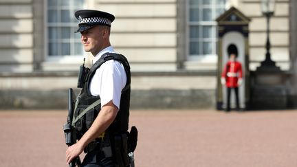 Un policier patrouille devant le Palais de Buckingham, à Londres, le 26 août 2017. (PAUL HACKETT / REUTERS)