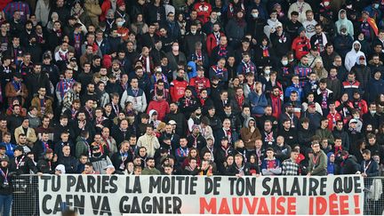 Une banderole de supporters de Caen au Stade Malherbe lors de la défaite (1-0) de Caen face au Paris FC lors de la 16e journée de ligue 2, le 20 novembre 2021. (ST?PHANE GEUFROI / MAXPPP)