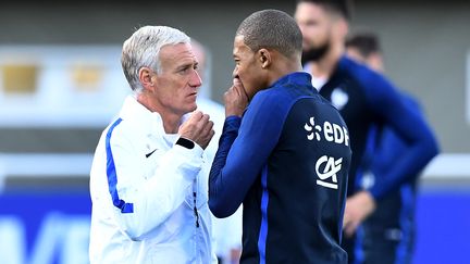 Kylian Mbappé (à droite) et le sélectionneur des Bleus Didier Deschamps (FRANCK FIFE / AFP)