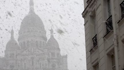 Les chutes de neige donnent aux villes et aux monuments un décor que l'on n'a pas l'habitude de voir en automne.