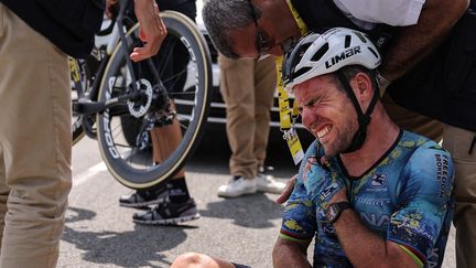 Mark Cavendish après sa chute sur la 8e étape du Tour de France 2023, quelques instants avant d'écourter sa dernière participation à la Grande Boucle. (THOMAS SAMSON / AFP)