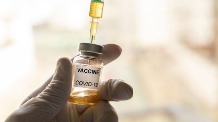 Les questions sur les vaccins et le traitement éditorial de la crise sanitaire sur franceinfo sont nombreuses chez les auditeurs.&nbsp; (JAVIER ZAYAS PHOTOGRAPHY / MOMENT RF / GETTY IMAGES)