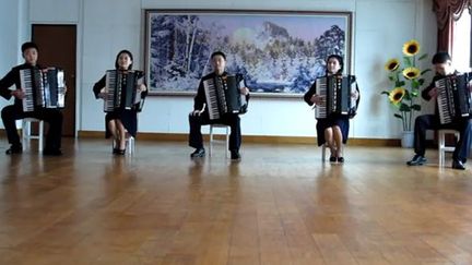 Cinq jeunes accordéonistes Nord-Coréens reprennent le tube de a-ah &quot;Take on Me&quot;
 (YouTube)