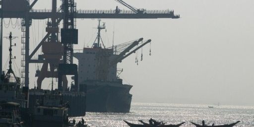 A Rangoun, le port de commerce sur le fleuve Irrawaddy. (AFP/Giulio Gil/hemis.fr)