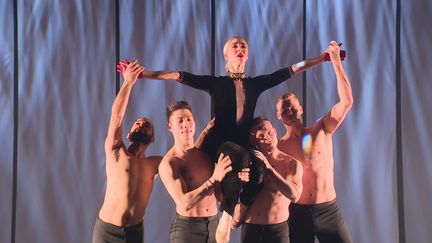 Adrienne Canterna, la créatrice de la troupe Rock the Ballet avec les danseurs. Paris, Salle Pleyel, mars 2020. (S. Hemar / France Télévisions)