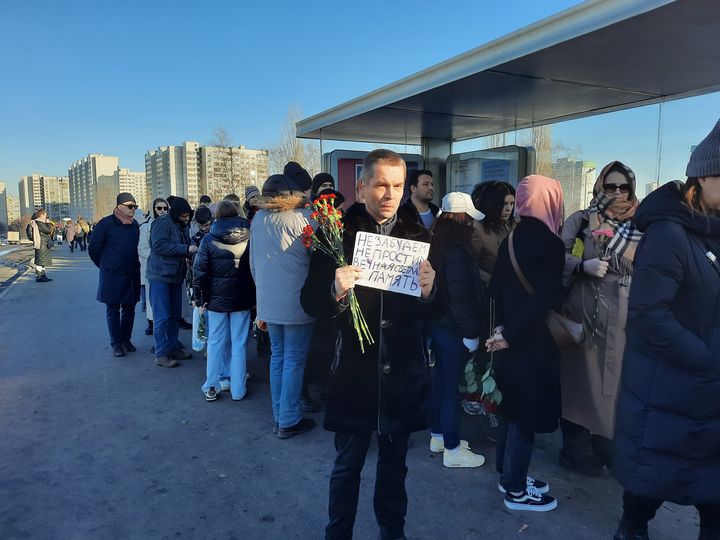 Le désespoir de la frange libérale russe venue rendre un dernier hommage à l'opposant Alexeï Navalny, mort en prison, dans l'Arctique, le 16 février 2024. (RADIOFRANCE)