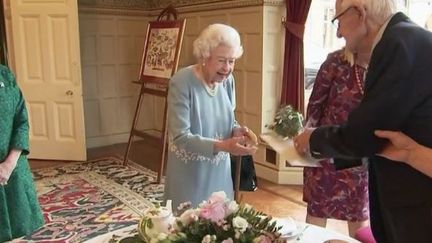 Au Royaume-Uni, la&nbsp;reine Elizabeth&nbsp;II ne lira pas le traditionnel discours du Trône devant le Parlement.&nbsp;Depuis Londres, la capitale britannique, le journaliste Matthieu Boisseau revient sur les raisons avancées par le palais de Buckingham pour expliquer cette absence, mardi 10 mai. (FRANCE 2)