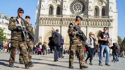  (L'armée de terre patrouille dans les rues de Paris pendant le plan vigipirate © MaxPPP)