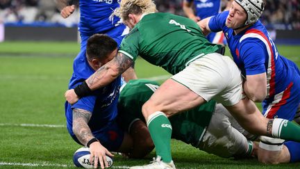 Cyril Baille inscrit en force un essai contre l'Irlande, soutenu par Thibaud Flament, lors du Tournoi des six nations, le 12 février 2022, au Stade de France. (FRANCK FIFE / AFP)