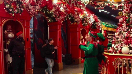 Une adresse est bien connue à Londres sur Regent Street : celle du plus grand magasin de jouets au monde. À une semaine de Noël, direction Hamleys, une partie intégrante du patrimoine britannique. (France 2)