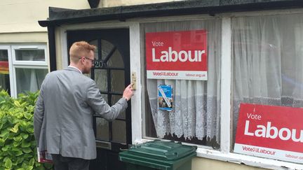 Lloyd Russel-Moyle sonne chez un sympathisant du Labour pour s'assurer qu'il est allé voter aux législatives à Brighton, le jeudi 8 juin 2017. (MARIE-ADELAIDE SCIGACZ / FRANCEINFO)