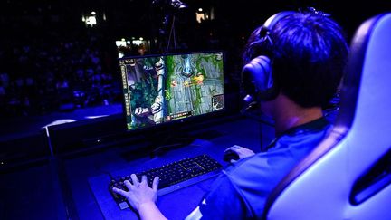 Un joueur d'esport&nbsp;en pleine partie de "League of Legends", dans le cadre de la LFL, la ligue française, en juillet 2021. (CHRISTOPHE ARCHAMBAULT / AFP)