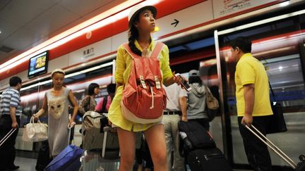 Une jeune femme dans le m&eacute;tro de P&eacute;kin (Chine), le 4 septembre 2012. (WANG ZHAO / AFP)