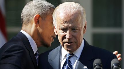 Le pr&eacute;sident Barack Obama embrasse Joe Biden, qui a annonc&eacute; renoncer &agrave; &ecirc;tre candidat &agrave; la Maison Blanche, le 21 octobre 2015, &agrave; Washington (Etats-Unis). (CARLOS BARRIA / REUTERS)