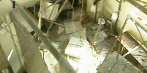 Selon la télévision syrienne, cette image montre les dégâts subis par un bâtiment officiel lors d'un raid aérien israélien en Syrie le 29 janvier 2013. La presse de l'Etat hébreu affirme que ce raid avait pour but de viser un centre de recherche chargé du développement d'armes chimiques.  (AFP - Syrian TV)