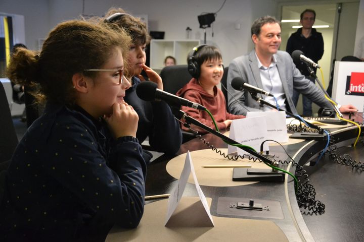 Des élèves de CM2 ont interviewé Christophe Robert au micro de franceinfo junior, depuis un studio de Radio France. (Estelle Faure / RADIO FRANCE)