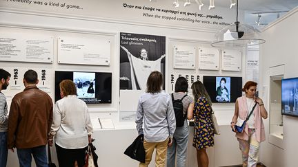 Les visiteurs se tiennent dans l'une des salles du musée Maria Callas lors de son ouverture officielle dans le centre d'Athènes, le 25 octobre 2023. (THEOPHILE BLOUDANIS / AFP)