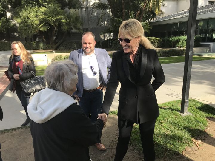 Erin Brockovich, militante qui combat les grosses sociétés polluantes, est venue soutenir les habitants sinistrés par les incendies de novembre 2018. (GRÉGORY PHILIPPS / RADIO FRANCE)