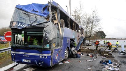 Le bus accident&eacute; &agrave; Quimper le 17 mars 2012 transportait 26 personnes. (FRED TANNEAU / AFP)